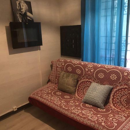 Studio "Maryline" Sejours Parisiens Abordables - Rez De Chaussee Sur Beau Patio Ombrage- Accessible Handcaps - Grand Canape-Lit Clic Clac 2 Places - Cuisine Equipee - Salle De Bains - 5 Minutes Du Metro Brochant Ligne 13,Bus 74 Et 31 Dış mekan fotoğraf