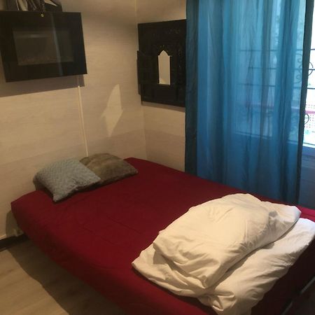 Studio "Maryline" Sejours Parisiens Abordables - Rez De Chaussee Sur Beau Patio Ombrage- Accessible Handcaps - Grand Canape-Lit Clic Clac 2 Places - Cuisine Equipee - Salle De Bains - 5 Minutes Du Metro Brochant Ligne 13,Bus 74 Et 31 Dış mekan fotoğraf