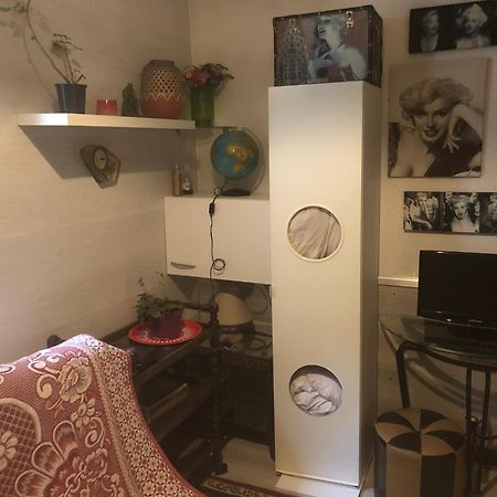 Studio "Maryline" Sejours Parisiens Abordables - Rez De Chaussee Sur Beau Patio Ombrage- Accessible Handcaps - Grand Canape-Lit Clic Clac 2 Places - Cuisine Equipee - Salle De Bains - 5 Minutes Du Metro Brochant Ligne 13,Bus 74 Et 31 Dış mekan fotoğraf