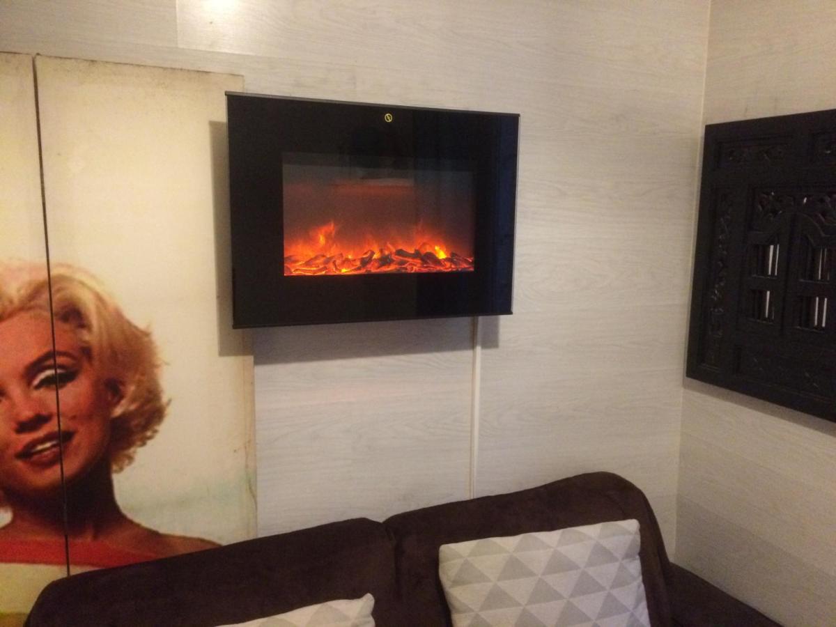 Studio "Maryline" Sejours Parisiens Abordables - Rez De Chaussee Sur Beau Patio Ombrage- Accessible Handcaps - Grand Canape-Lit Clic Clac 2 Places - Cuisine Equipee - Salle De Bains - 5 Minutes Du Metro Brochant Ligne 13,Bus 74 Et 31 Dış mekan fotoğraf