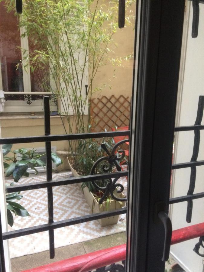 Studio "Maryline" Sejours Parisiens Abordables - Rez De Chaussee Sur Beau Patio Ombrage- Accessible Handcaps - Grand Canape-Lit Clic Clac 2 Places - Cuisine Equipee - Salle De Bains - 5 Minutes Du Metro Brochant Ligne 13,Bus 74 Et 31 Dış mekan fotoğraf