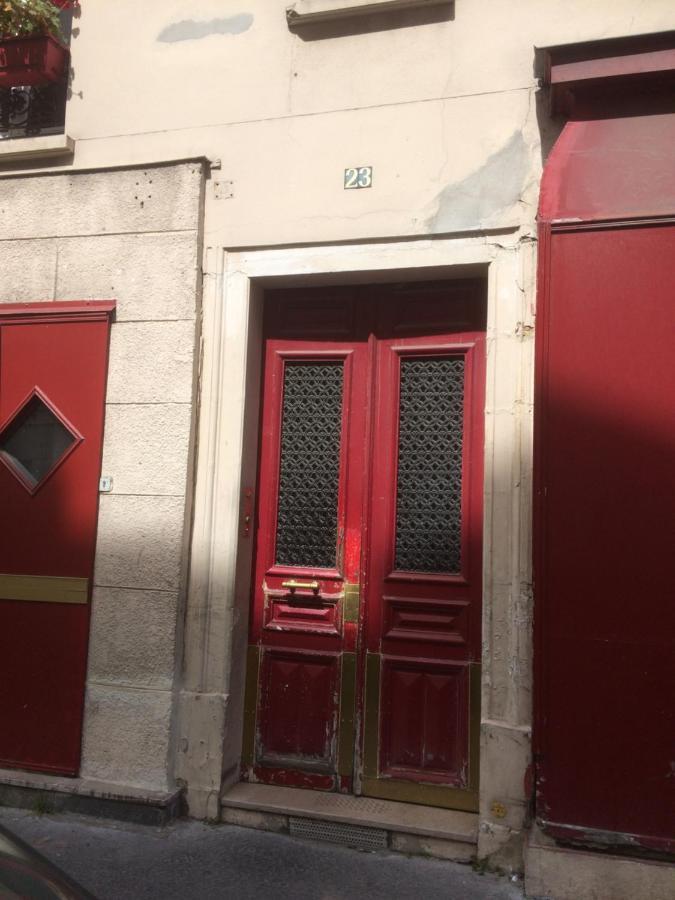 Studio "Maryline" Sejours Parisiens Abordables - Rez De Chaussee Sur Beau Patio Ombrage- Accessible Handcaps - Grand Canape-Lit Clic Clac 2 Places - Cuisine Equipee - Salle De Bains - 5 Minutes Du Metro Brochant Ligne 13,Bus 74 Et 31 Dış mekan fotoğraf