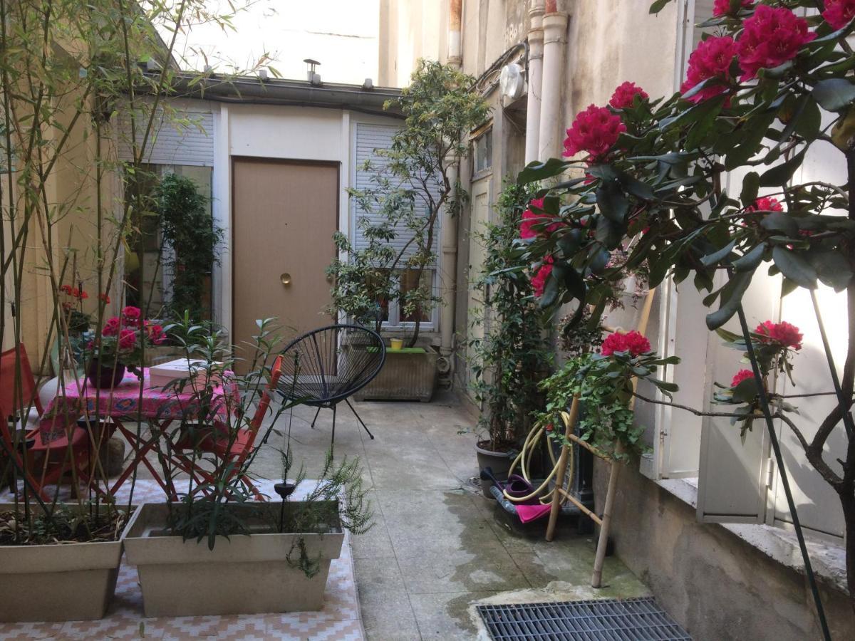 Studio "Maryline" Sejours Parisiens Abordables - Rez De Chaussee Sur Beau Patio Ombrage- Accessible Handcaps - Grand Canape-Lit Clic Clac 2 Places - Cuisine Equipee - Salle De Bains - 5 Minutes Du Metro Brochant Ligne 13,Bus 74 Et 31 Dış mekan fotoğraf