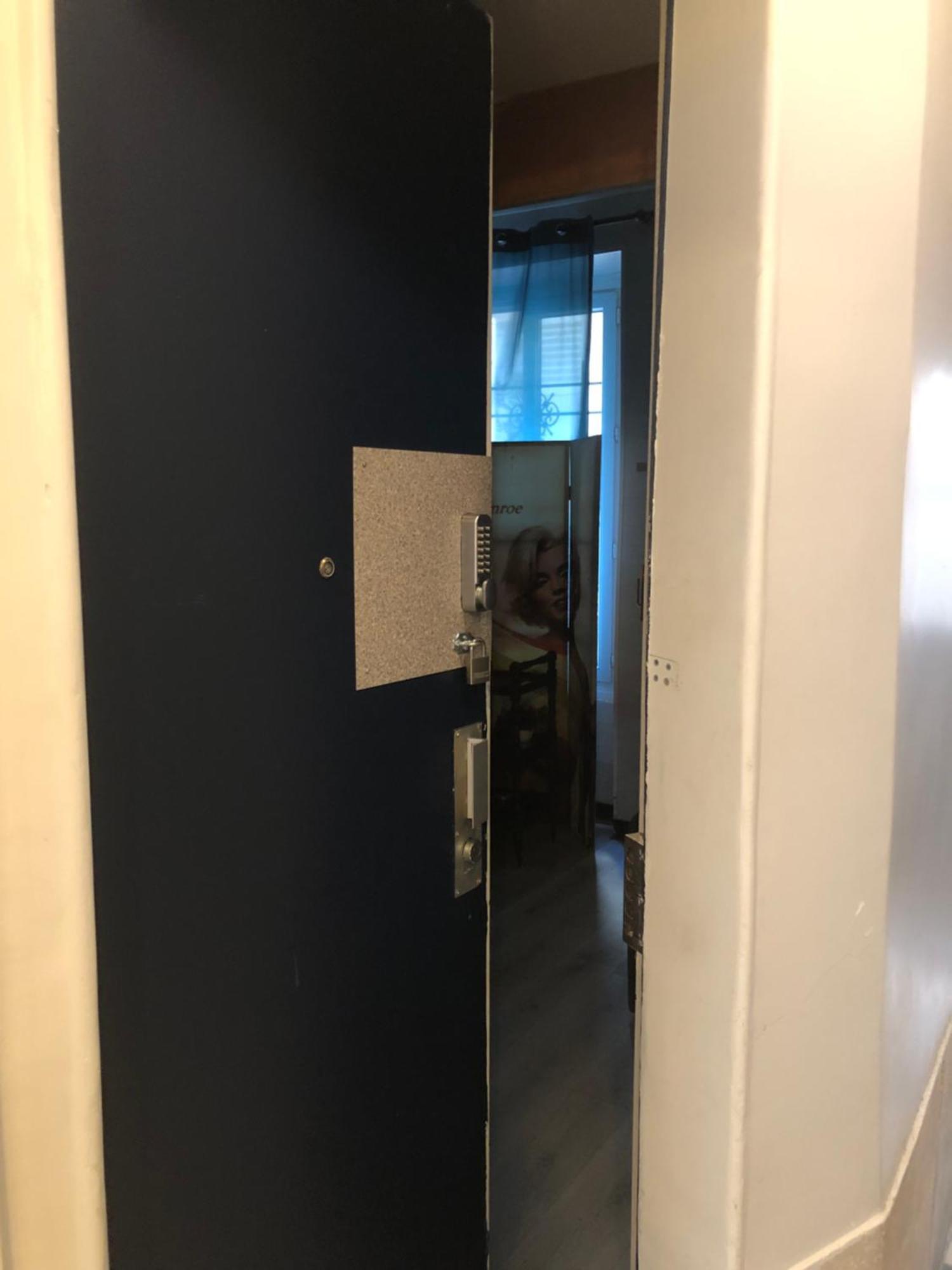 Studio "Maryline" Sejours Parisiens Abordables - Rez De Chaussee Sur Beau Patio Ombrage- Accessible Handcaps - Grand Canape-Lit Clic Clac 2 Places - Cuisine Equipee - Salle De Bains - 5 Minutes Du Metro Brochant Ligne 13,Bus 74 Et 31 Dış mekan fotoğraf