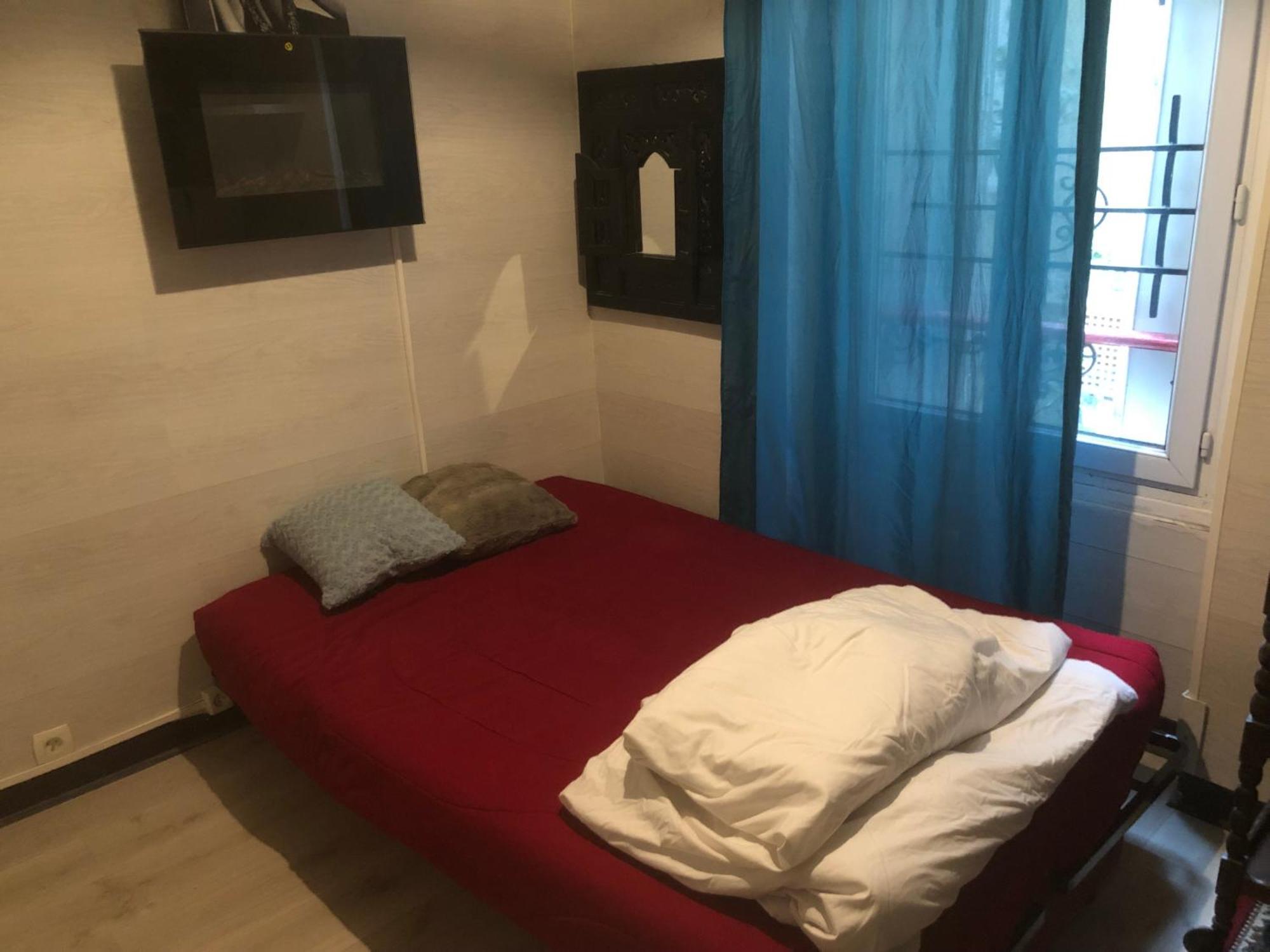Studio "Maryline" Sejours Parisiens Abordables - Rez De Chaussee Sur Beau Patio Ombrage- Accessible Handcaps - Grand Canape-Lit Clic Clac 2 Places - Cuisine Equipee - Salle De Bains - 5 Minutes Du Metro Brochant Ligne 13,Bus 74 Et 31 Dış mekan fotoğraf
