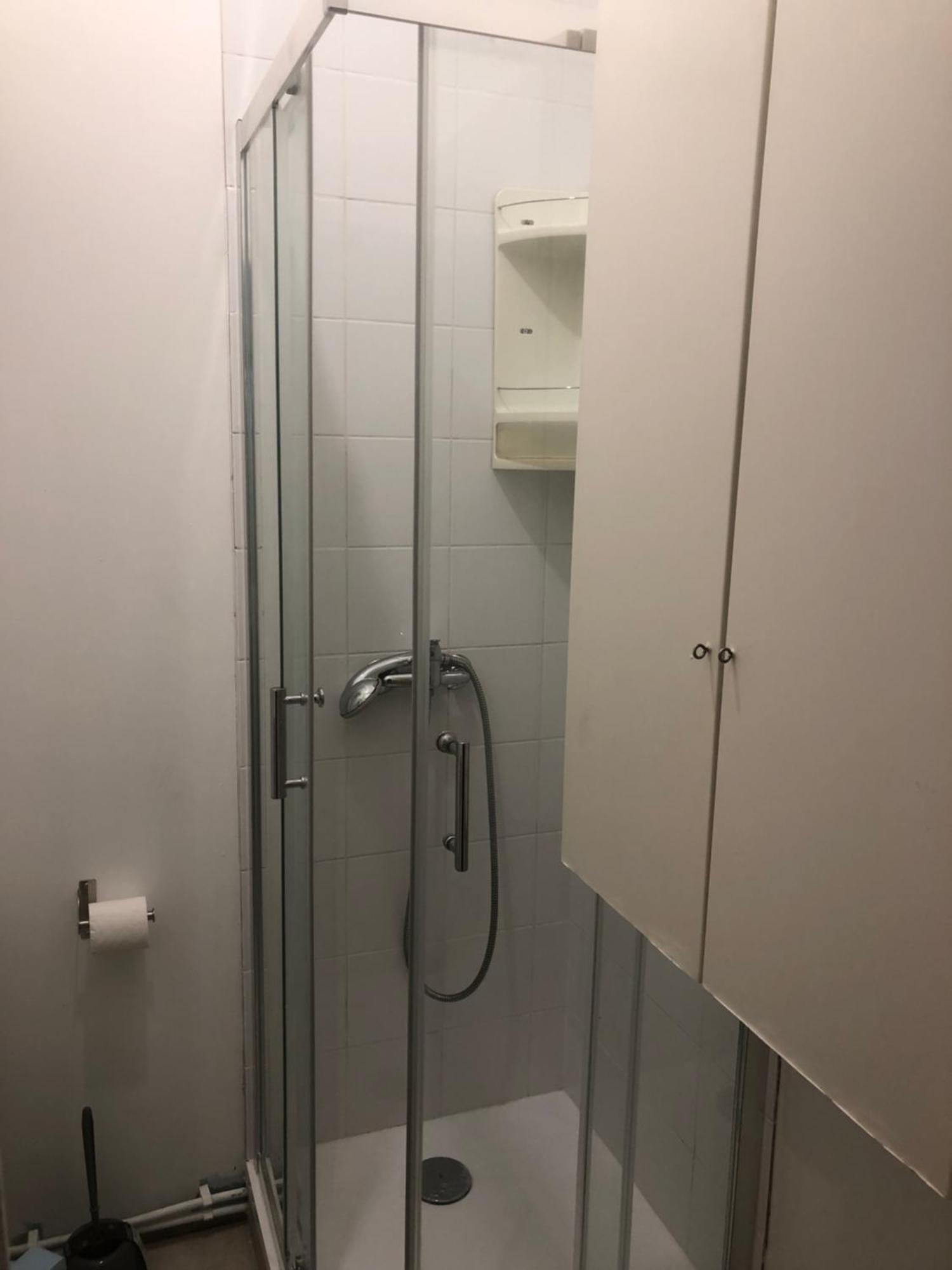 Studio "Maryline" Sejours Parisiens Abordables - Rez De Chaussee Sur Beau Patio Ombrage- Accessible Handcaps - Grand Canape-Lit Clic Clac 2 Places - Cuisine Equipee - Salle De Bains - 5 Minutes Du Metro Brochant Ligne 13,Bus 74 Et 31 Dış mekan fotoğraf