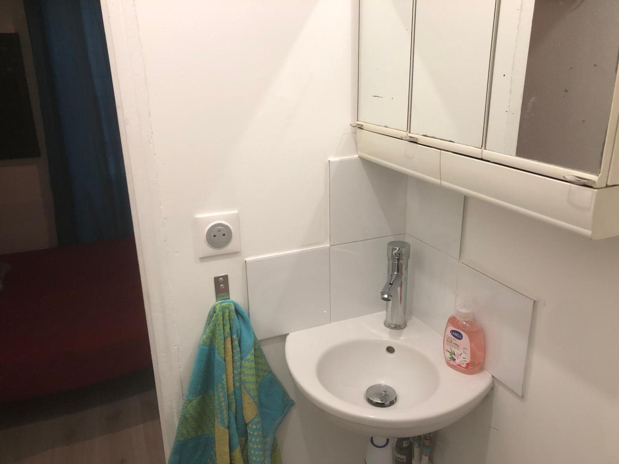 Studio "Maryline" Sejours Parisiens Abordables - Rez De Chaussee Sur Beau Patio Ombrage- Accessible Handcaps - Grand Canape-Lit Clic Clac 2 Places - Cuisine Equipee - Salle De Bains - 5 Minutes Du Metro Brochant Ligne 13,Bus 74 Et 31 Dış mekan fotoğraf