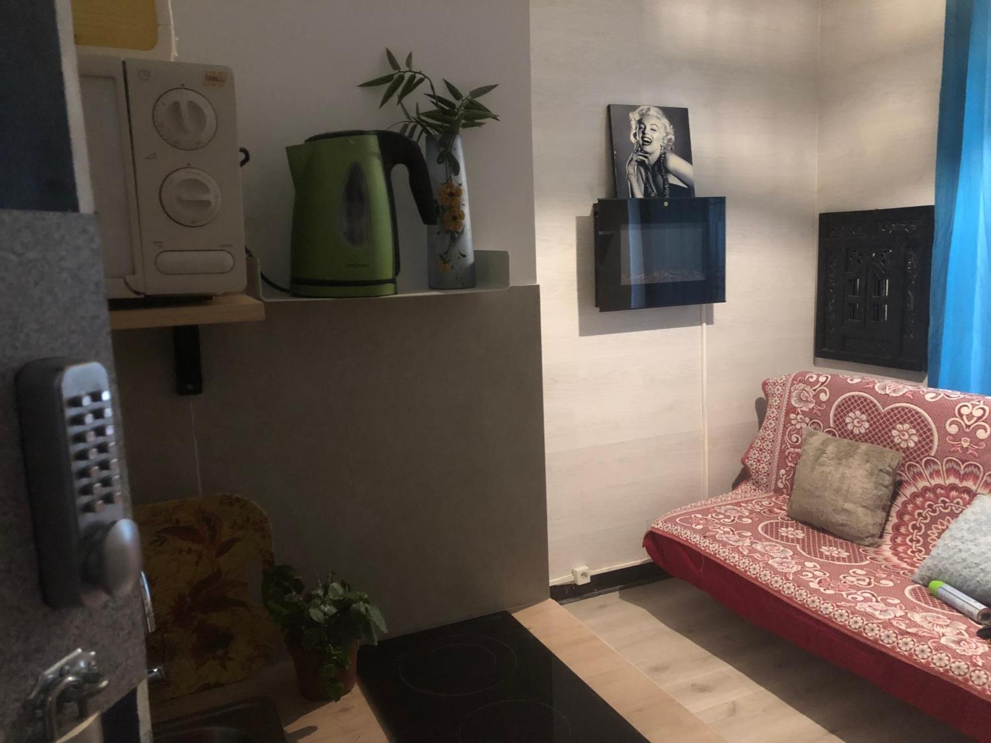 Studio "Maryline" Sejours Parisiens Abordables - Rez De Chaussee Sur Beau Patio Ombrage- Accessible Handcaps - Grand Canape-Lit Clic Clac 2 Places - Cuisine Equipee - Salle De Bains - 5 Minutes Du Metro Brochant Ligne 13,Bus 74 Et 31 Dış mekan fotoğraf